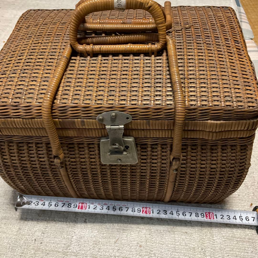 ラタンバスケット（竹かご）昭和レトロ。switch製？【汚れ埃有ります】。