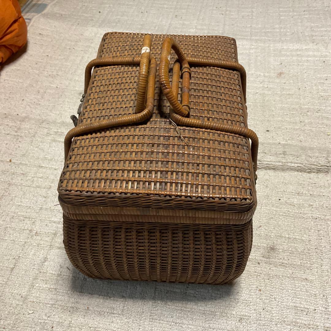 ラタンバスケット（竹かご）昭和レトロ。switch製？【汚れ埃有ります】。