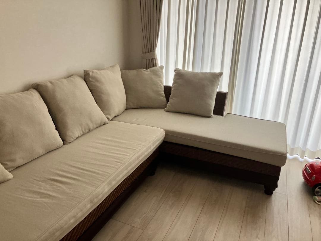 ②カジャ　ラタンカウチソファー　ベージュファブリック