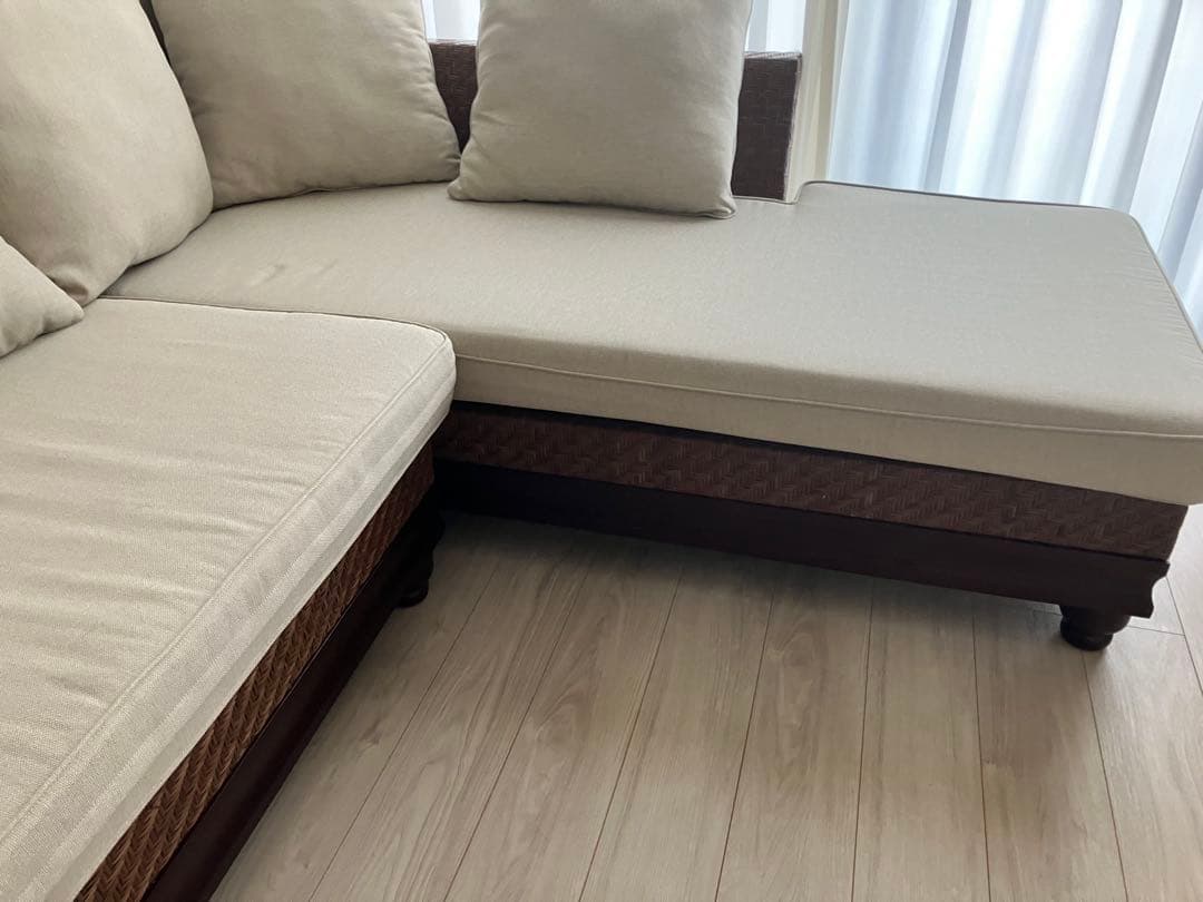 ②カジャ　ラタンカウチソファー　ベージュファブリック