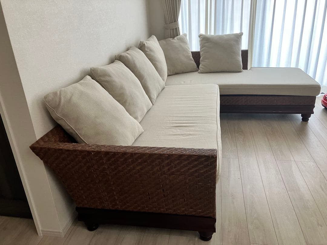 ②カジャ　ラタンカウチソファー　ベージュファブリック