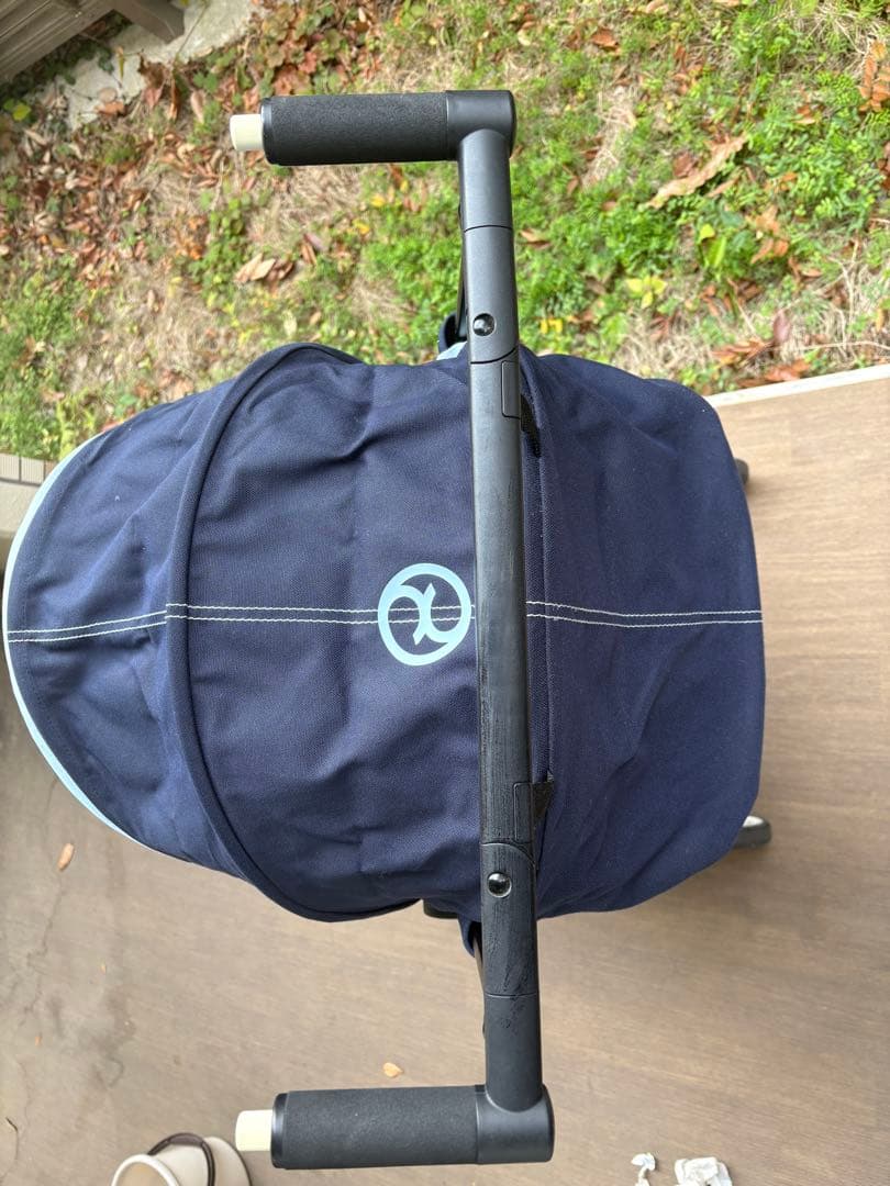 折りたたみ式ネイビーベビーカー