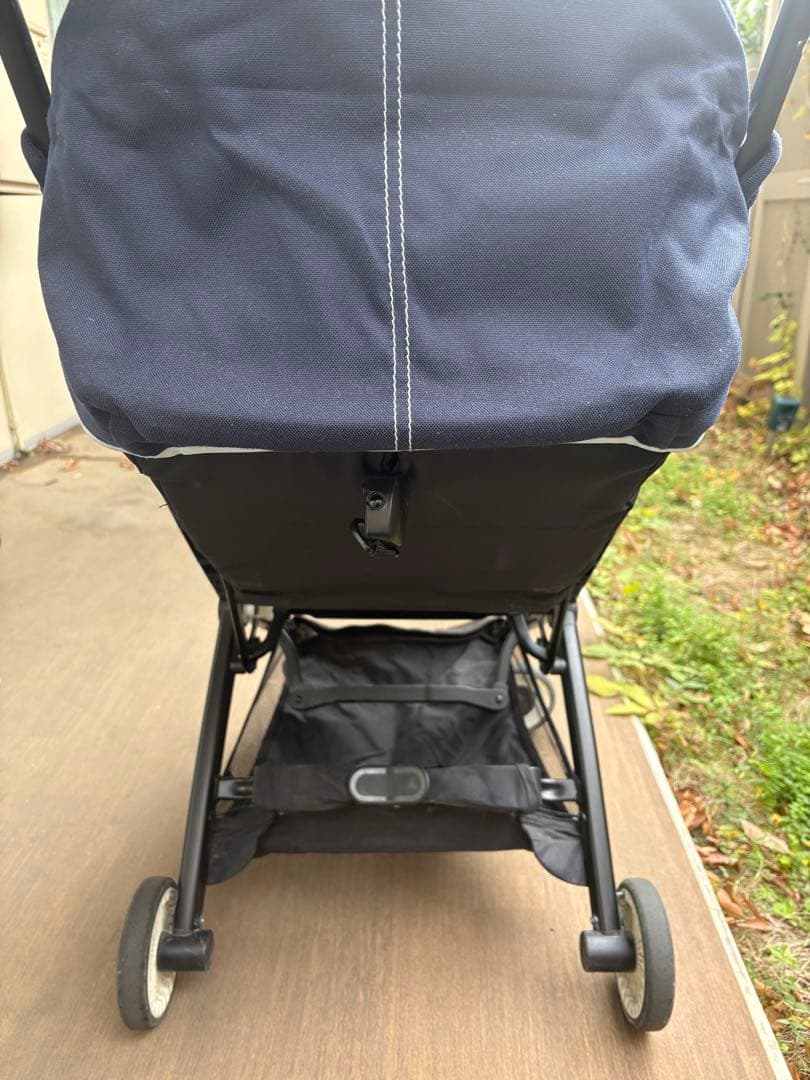 折りたたみ式ネイビーベビーカー