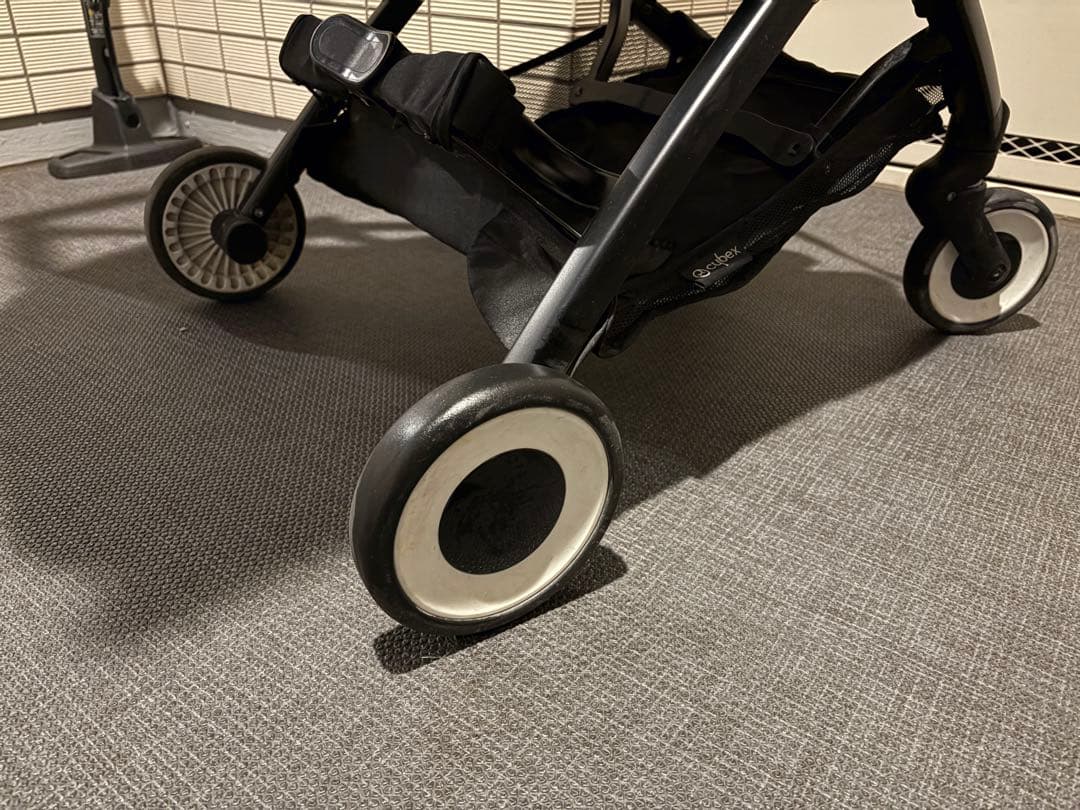 折りたたみ式ネイビーベビーカー