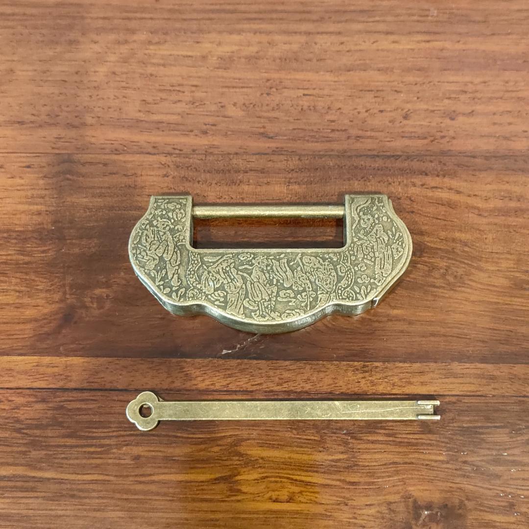 ヴィンテージ　キャビネット　鍵付き　開き扉　収納棚