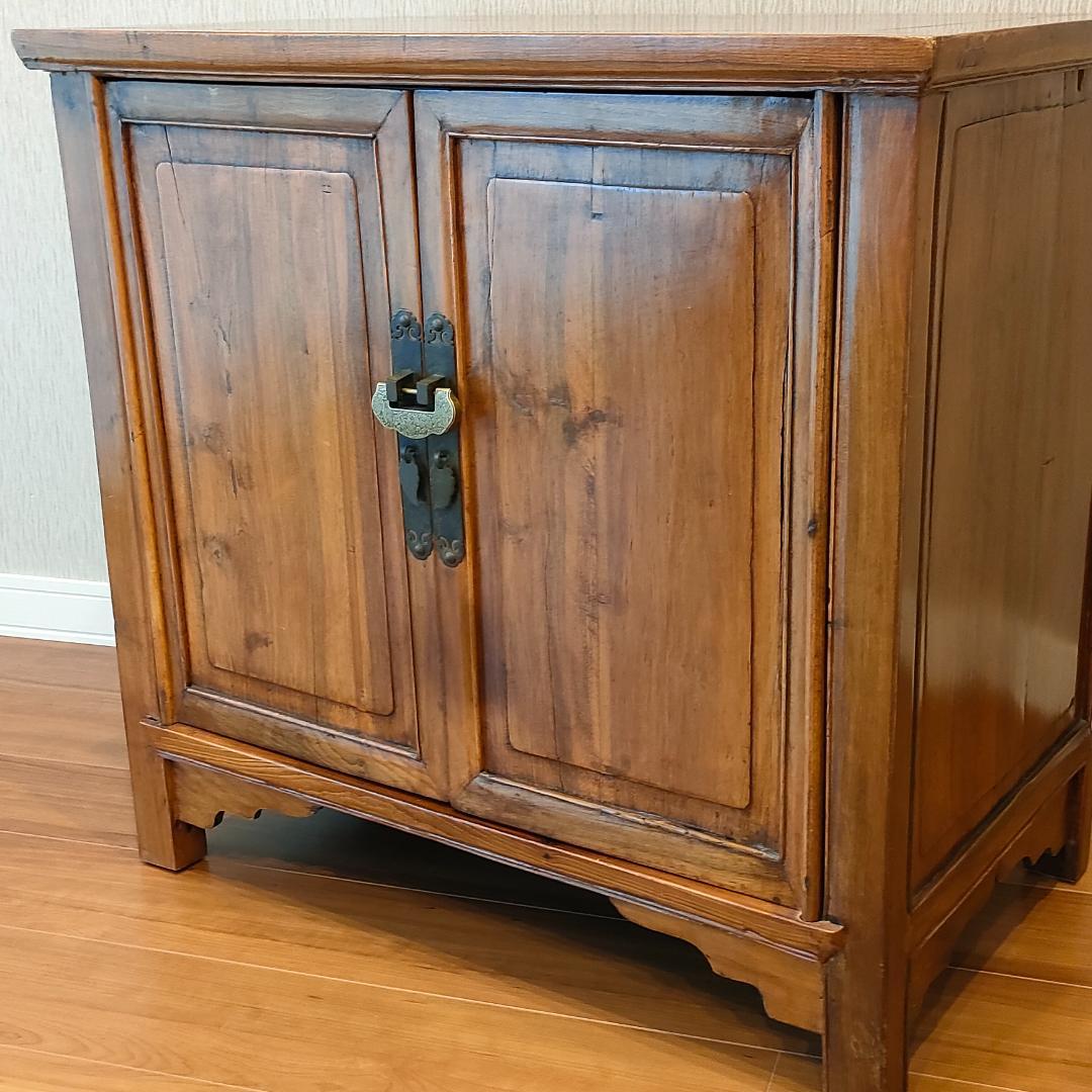 ヴィンテージ　キャビネット　鍵付き　開き扉　収納棚