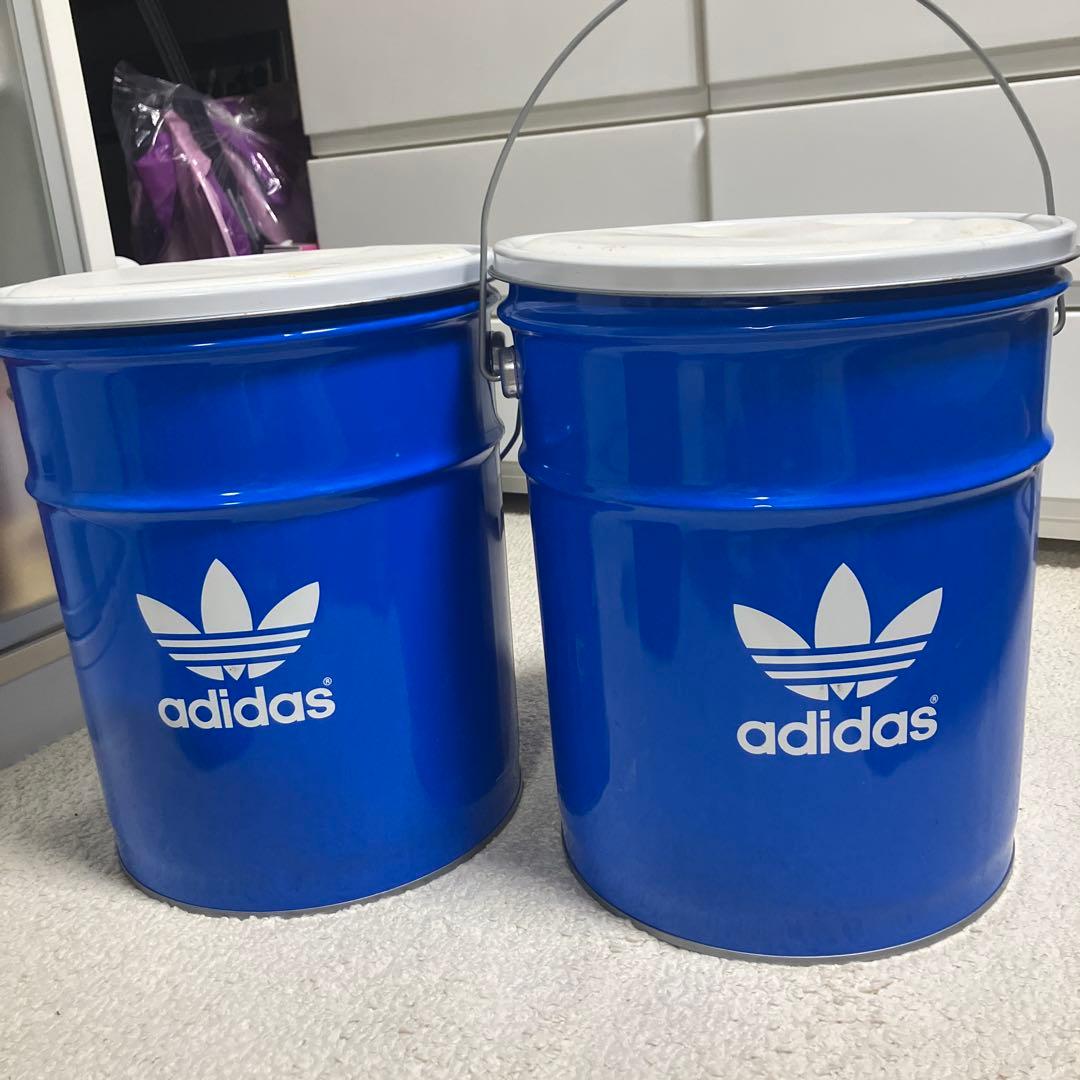 adidas 青 バケツ ロゴ入り