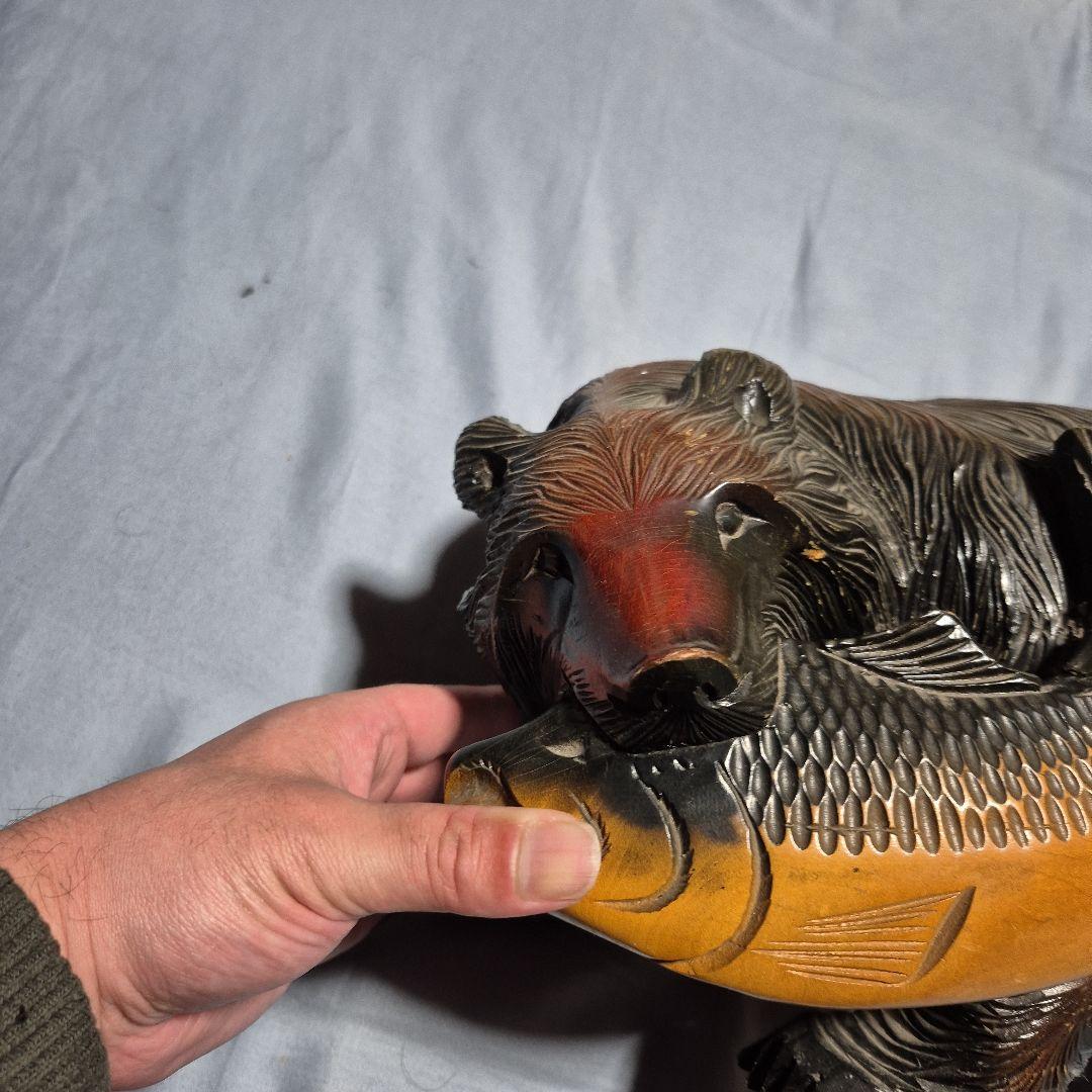 木製クマの魚持ち彫刻