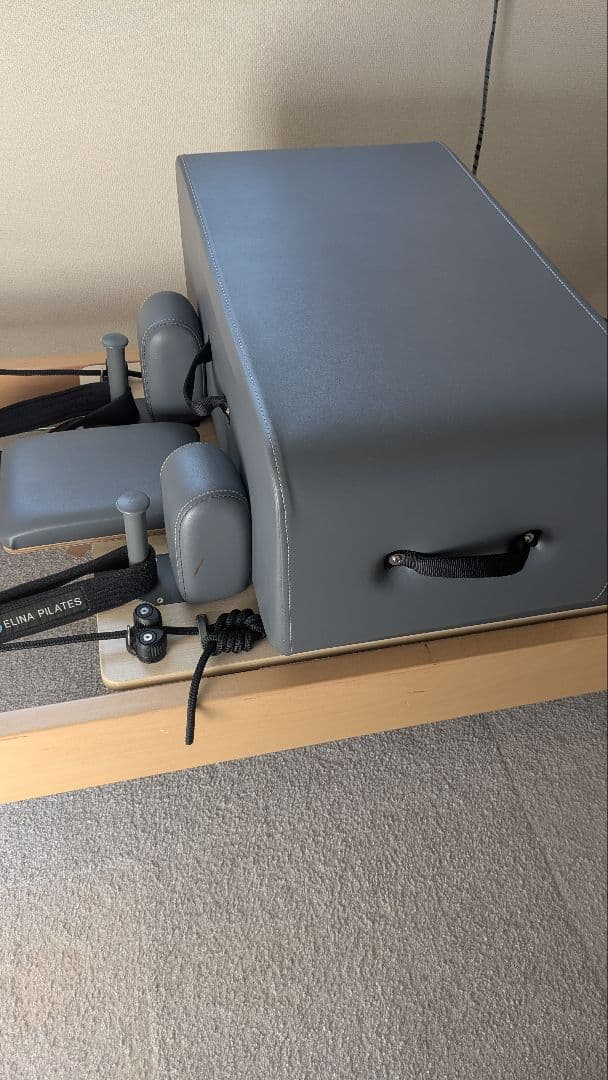 グレー リフォーマー ピラティス