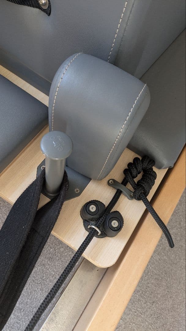 グレー リフォーマー ピラティス