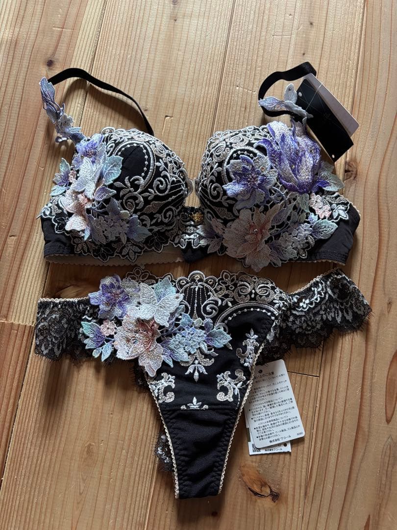 Salute 花柄刺繍 ブラジャーショーツセット M 黒