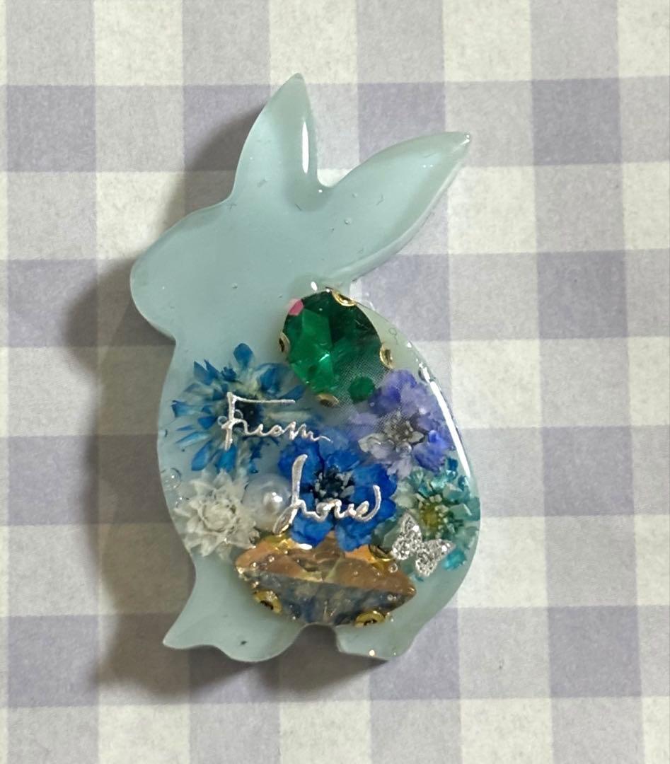 再販不可。うさぎレジンヘアゴムブローチ
