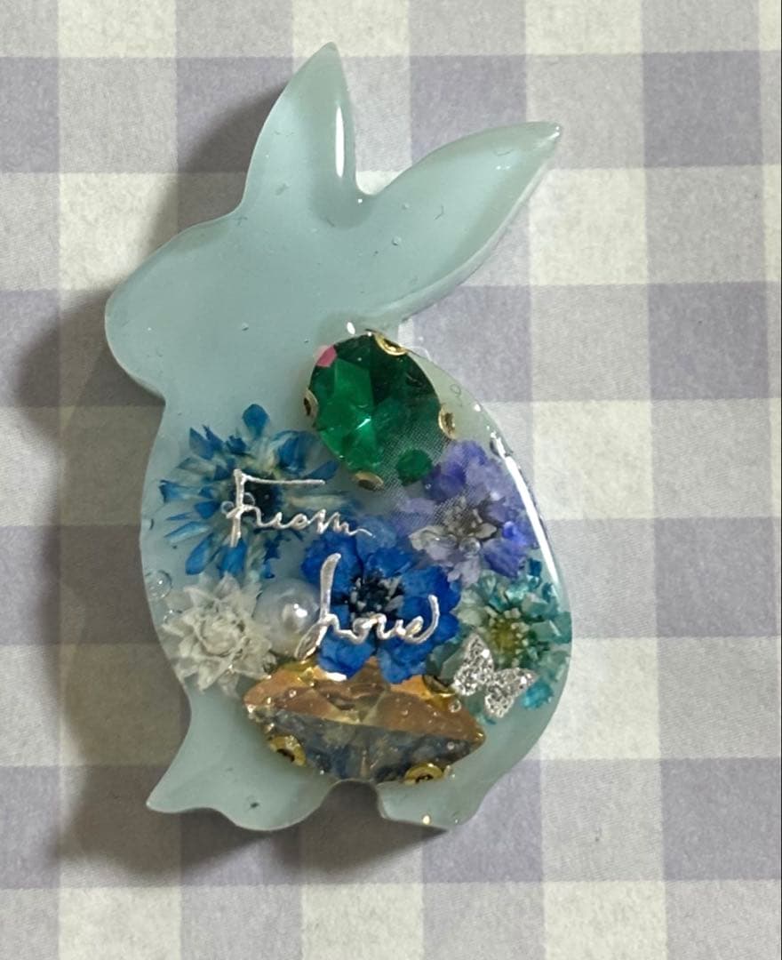 再販不可。うさぎレジンヘアゴムブローチ