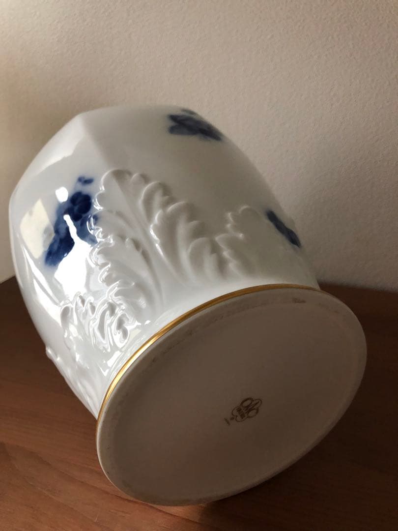 大倉陶園　花瓶　壺　美しいレリーフ紋様　すみれ