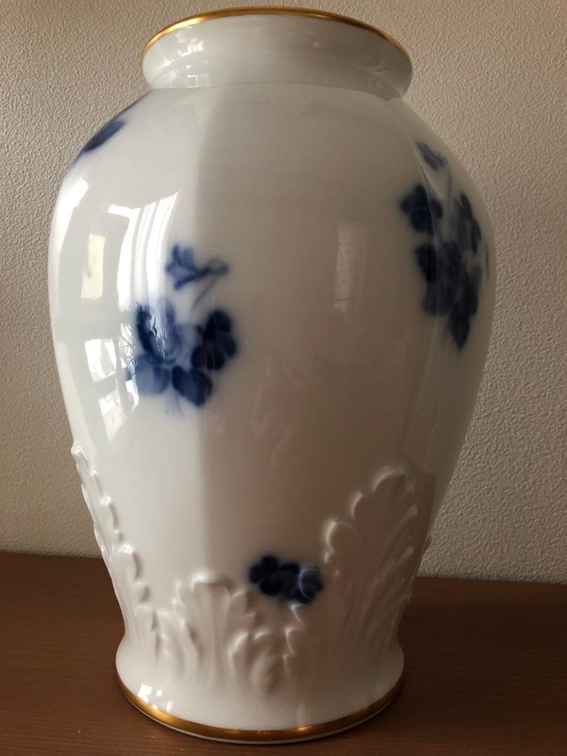 大倉陶園　花瓶　壺　美しいレリーフ紋様　すみれ