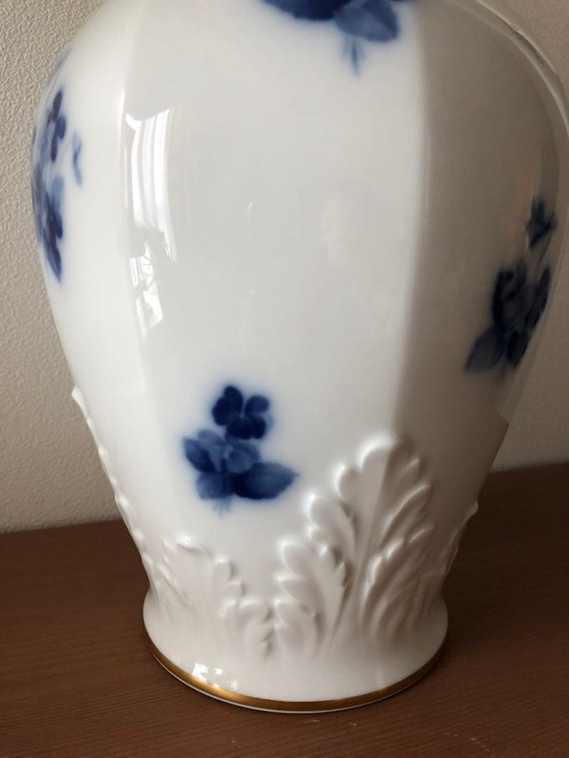 大倉陶園　花瓶　壺　美しいレリーフ紋様　すみれ