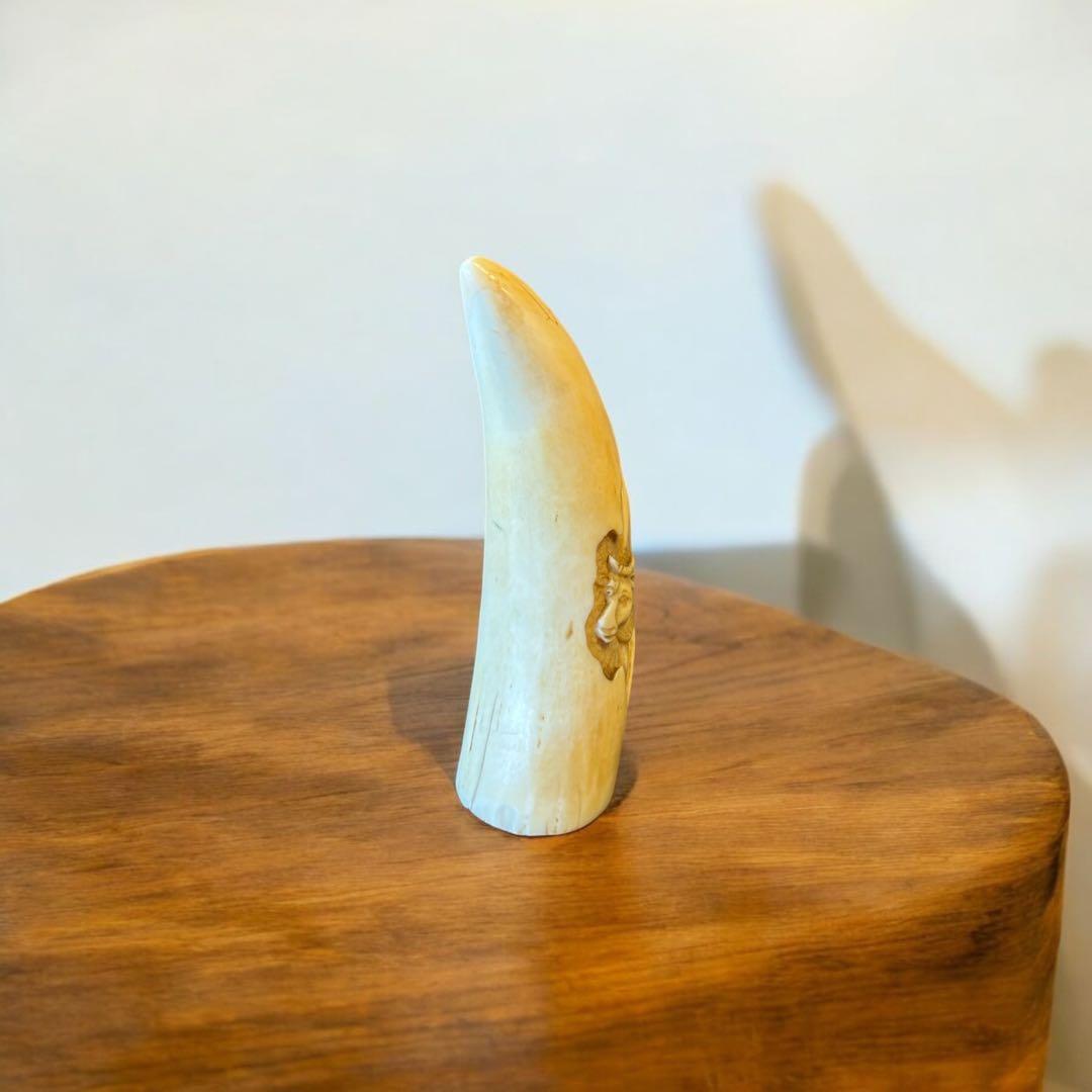 マッコウクジラ 鯨歯工芸品 抹香鯨 歯牙 鯨歯 歯鯨 在銘 牛 彫 169g