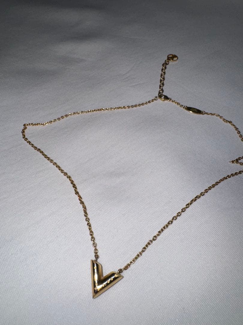 り*り様 LOUIS VUITTON ルイヴィトン エッセンシャルV M6108