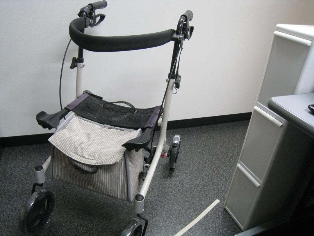 四輪 歩行車 ショッピングターン 安寿 アロン化成 送料無料 バッグ付き　②