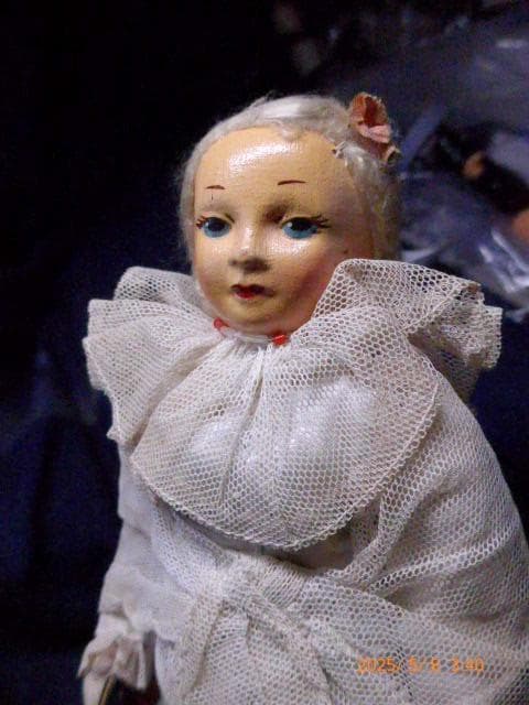 レースに包まれたとても古い人形です。ダメージはありません