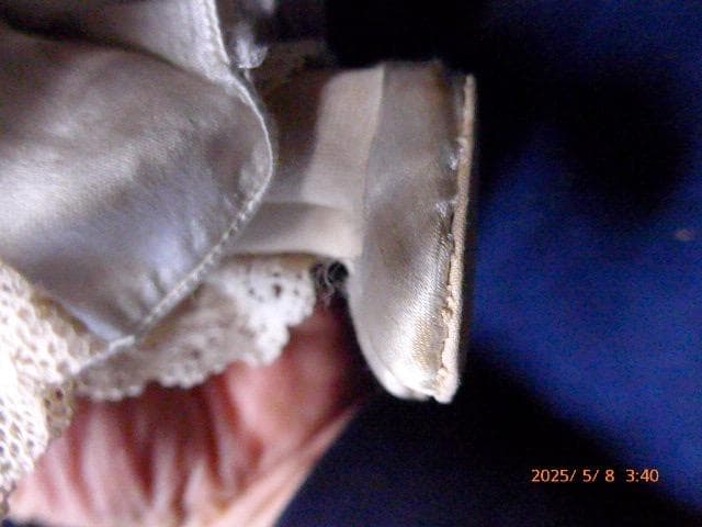 レースに包まれたとても古い人形です。ダメージはありません