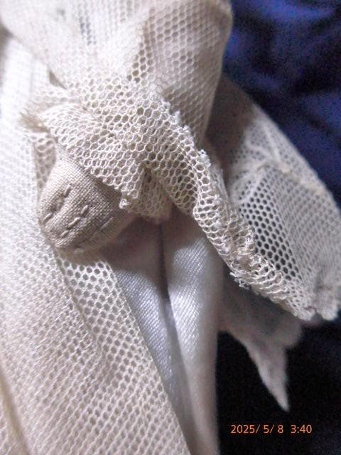 レースに包まれたとても古い人形です。ダメージはありません