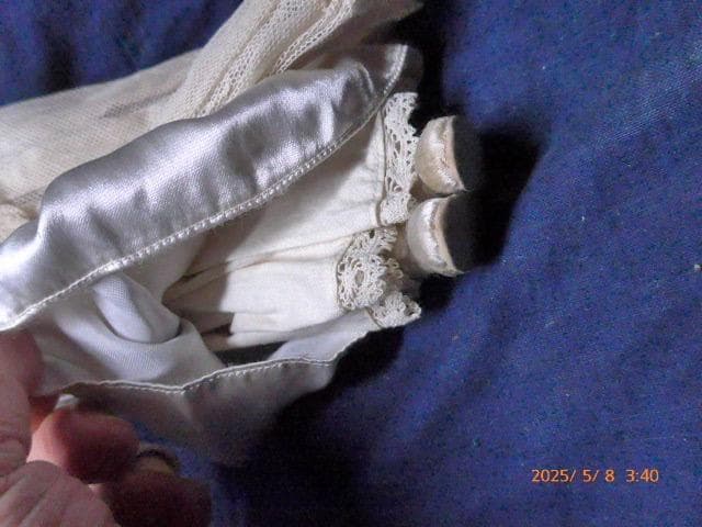 レースに包まれたとても古い人形です。ダメージはありません