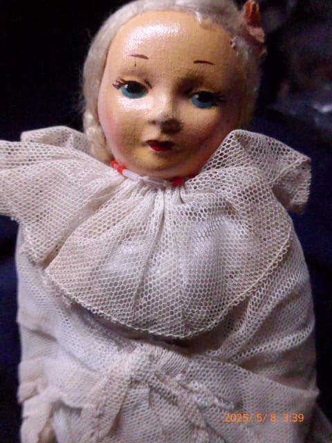 レースに包まれたとても古い人形です。ダメージはありません