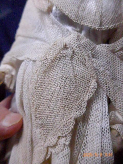 レースに包まれたとても古い人形です。ダメージはありません