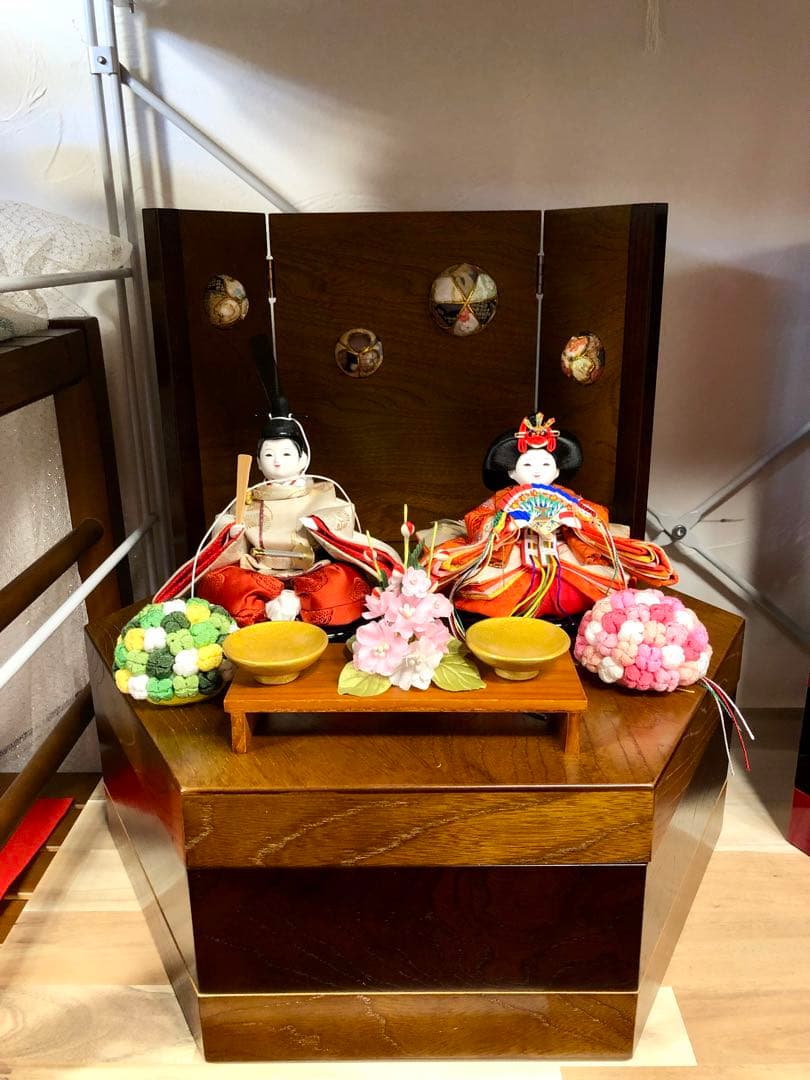 雛人形六角収納2人飾り　芥子サイズ木目調毬