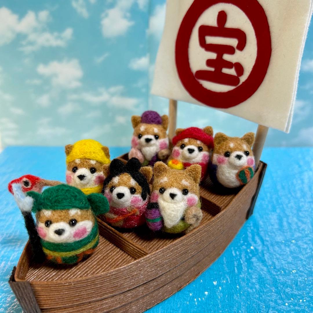 宝船に乗った小さな柴犬七福神（羊毛フェルト）縁起物