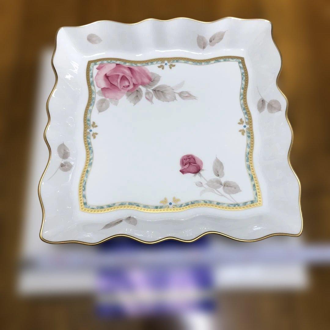 NARUMI バラの花柄 スクエア型皿 2枚セット。ナルミボーンチャイナ