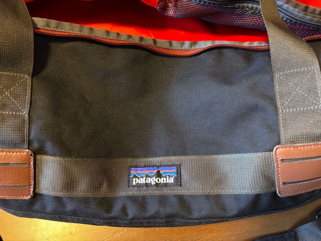 Patagonia ボストンバッグ ブラック/レッド