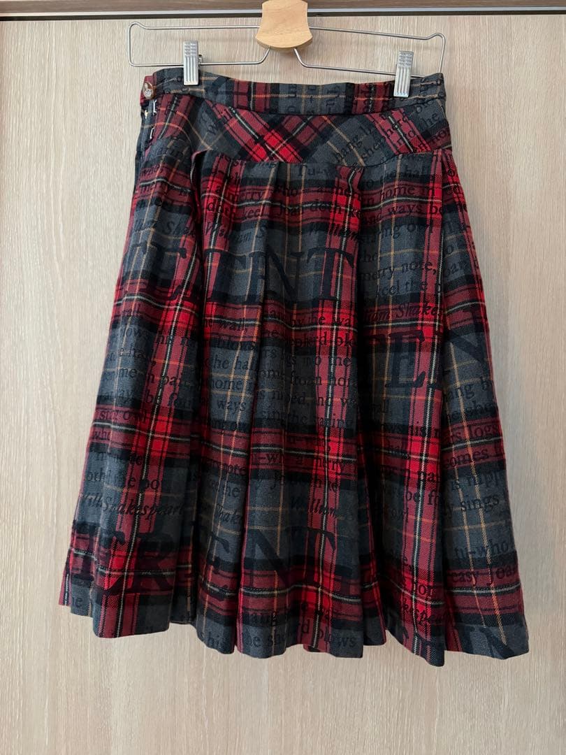 ViviennWestwoodの赤×グレータータンチェック柄スカート