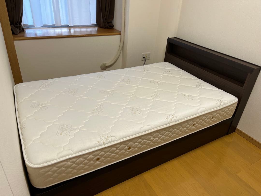 セミダブルベットフレーム・マットレス