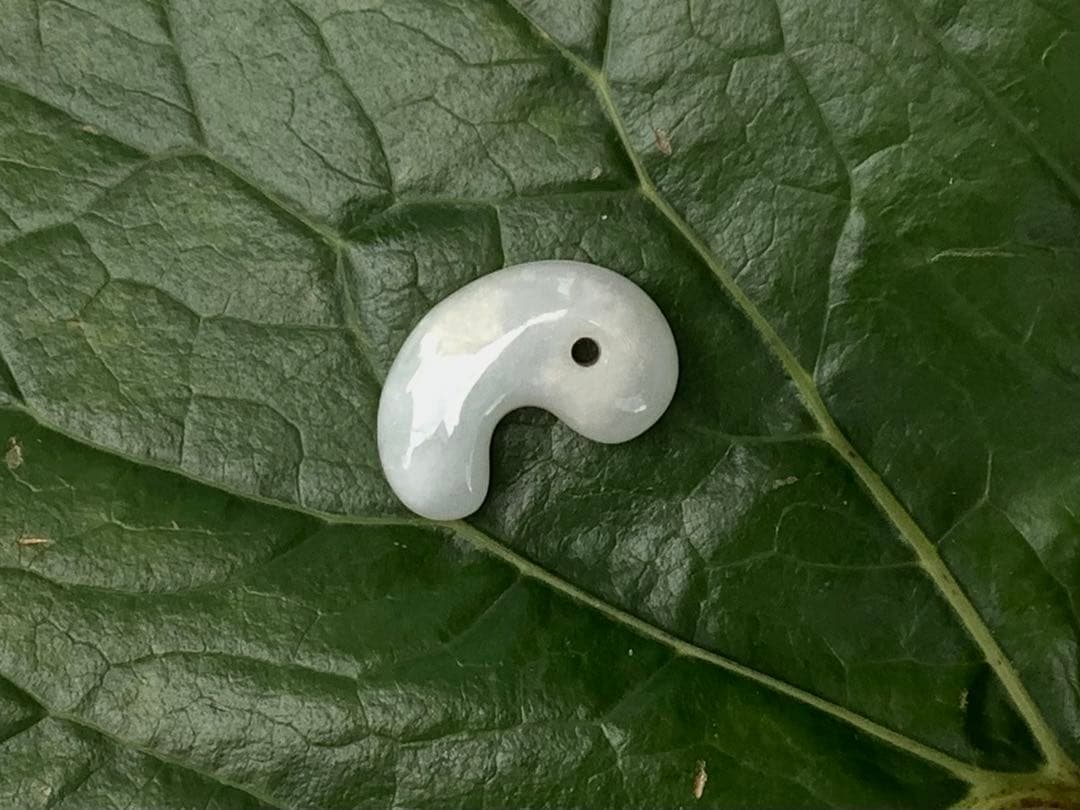 ✳天然石の妙味‼️ 本物の勾玉を卸しお値段で　糸魚川翡翠ジェダイト　鑑別書付‼️