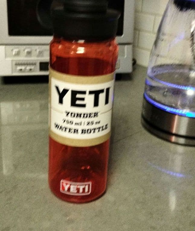 新品　未販売　YETI プラスチック ウォーター ボトル イエティ 軽量 水筒