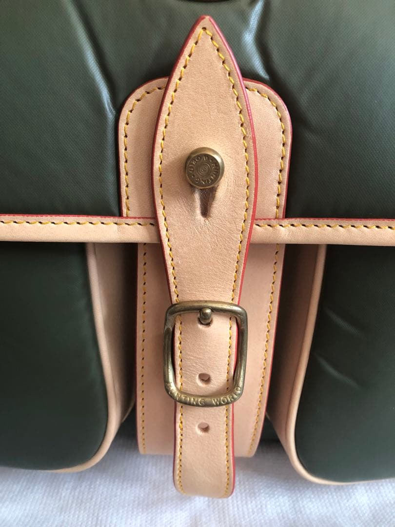 ハンティングワールド　ショルダーバッグ　カーキ