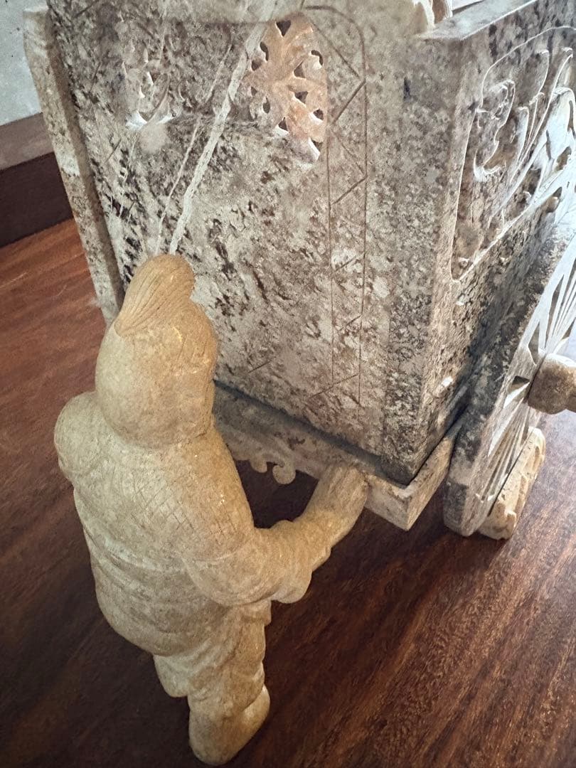 石？玉？の大きな中国的置物　皇帝車？