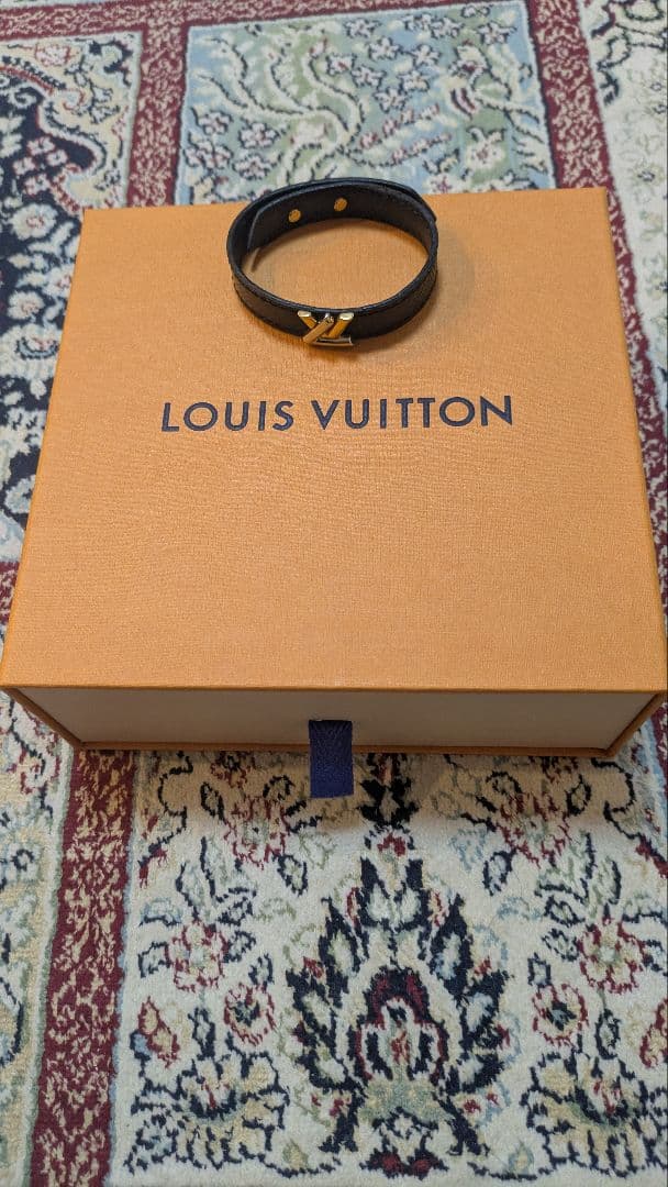 ✨LOUIS VUITTON ブラックレザーブレスレット‼️大人オシャレ‼️