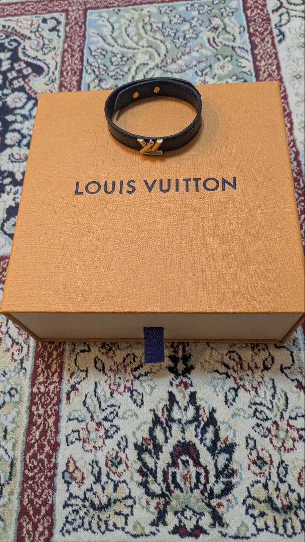 ✨LOUIS VUITTON ブラックレザーブレスレット‼️大人オシャレ‼️