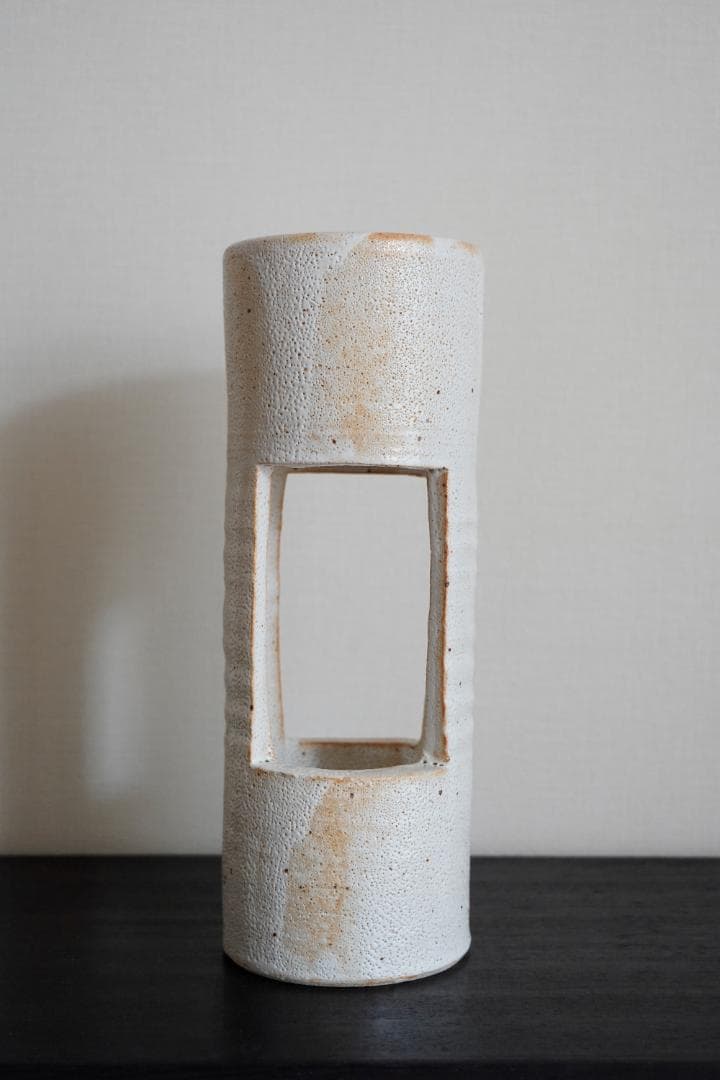 志野釉の竹形陶器花瓶