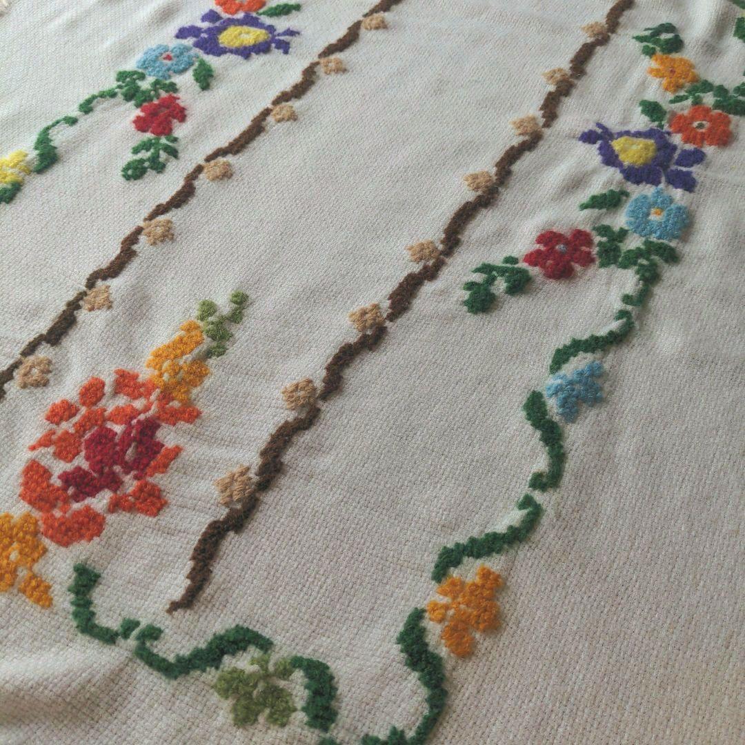 (150) ドイツ　ヴィンテージ　刺繡クロス　毛糸で刺繍された大きなクロス