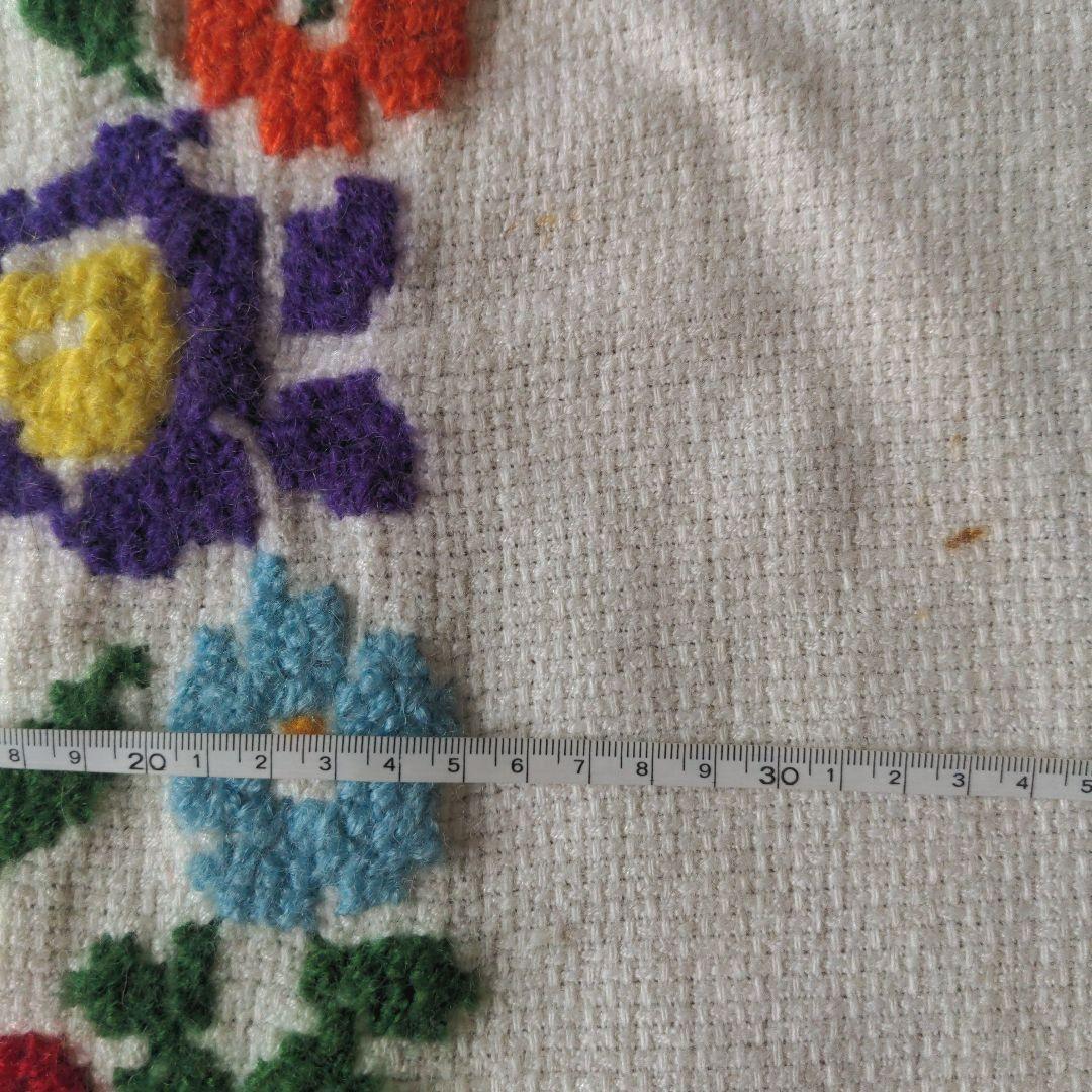 (150) ドイツ　ヴィンテージ　刺繡クロス　毛糸で刺繍された大きなクロス