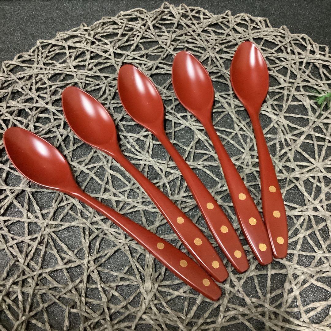 美濃焼　白磁・渦丸文様　24㎝プレート5枚(朱漆スプーン付き)