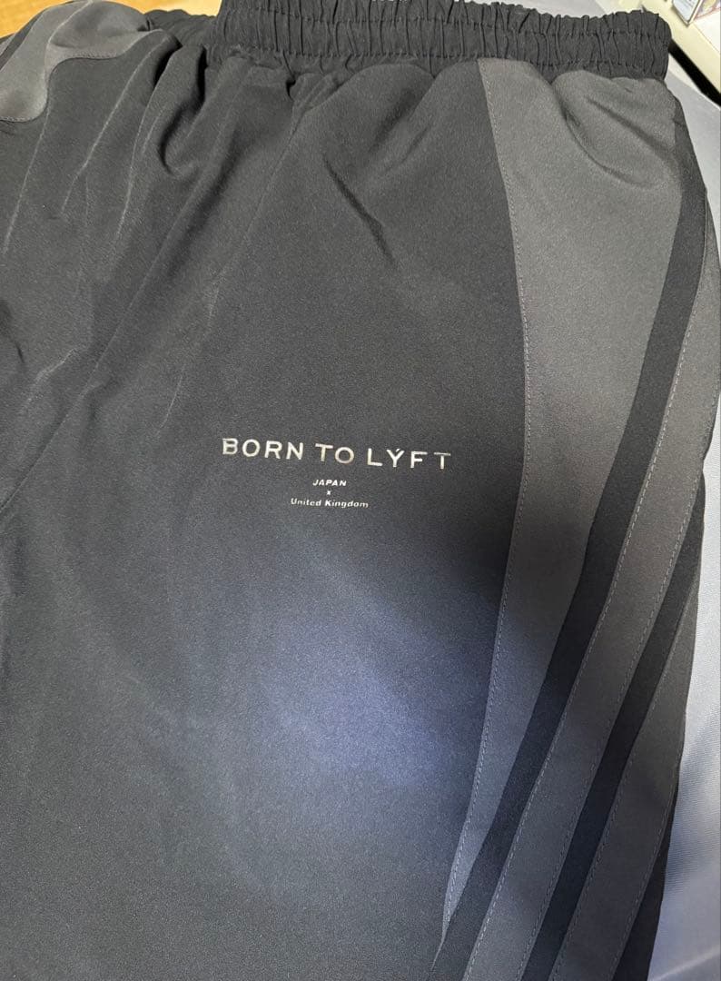 LYFT トラックパンツ Mサイズ渋谷店限定　 ブラック/グレーストライプ