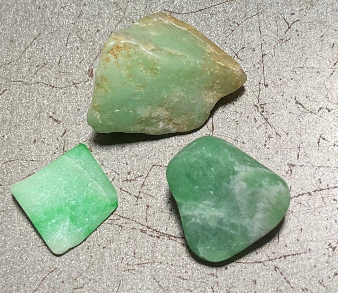 鮮やかな緑色　糸魚川翡翠3個セット合計3g ヒスイ　ひすい