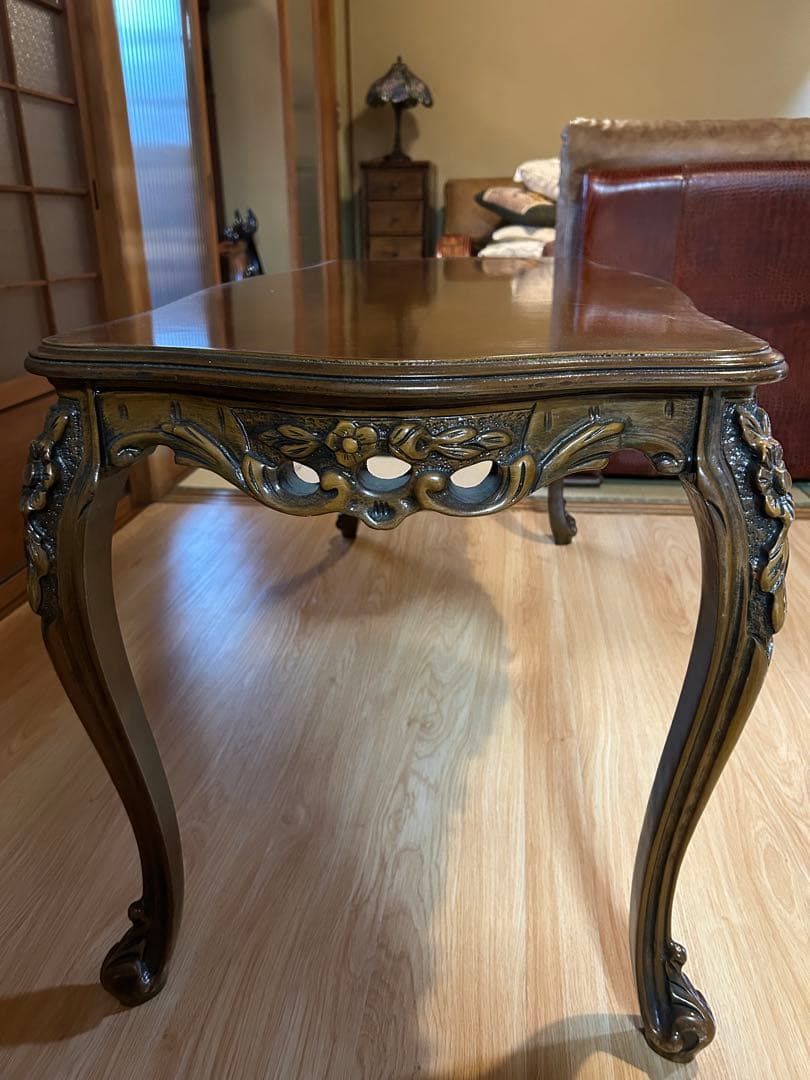 彫刻装飾付き木製テーブル