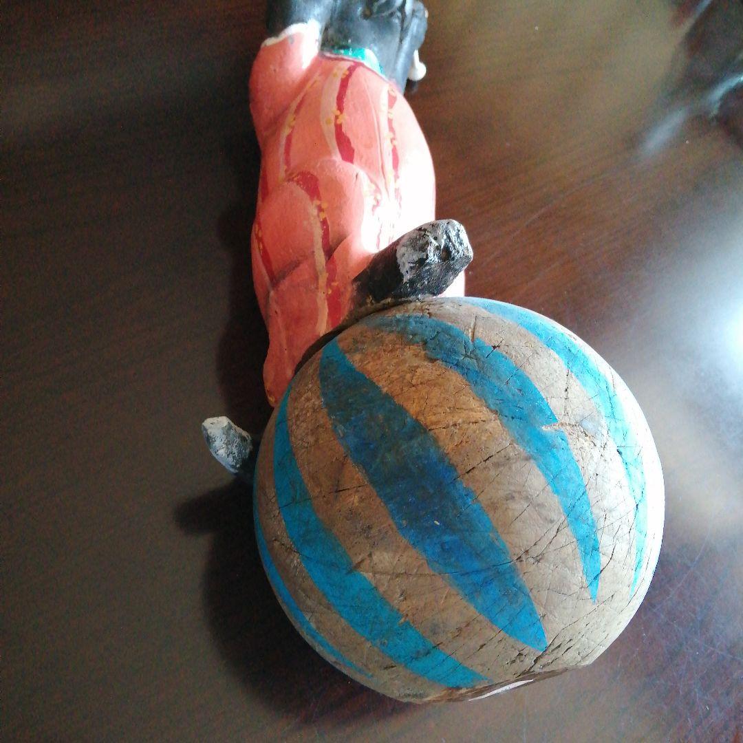 木彫りの猫　玉乗り猫　39cm