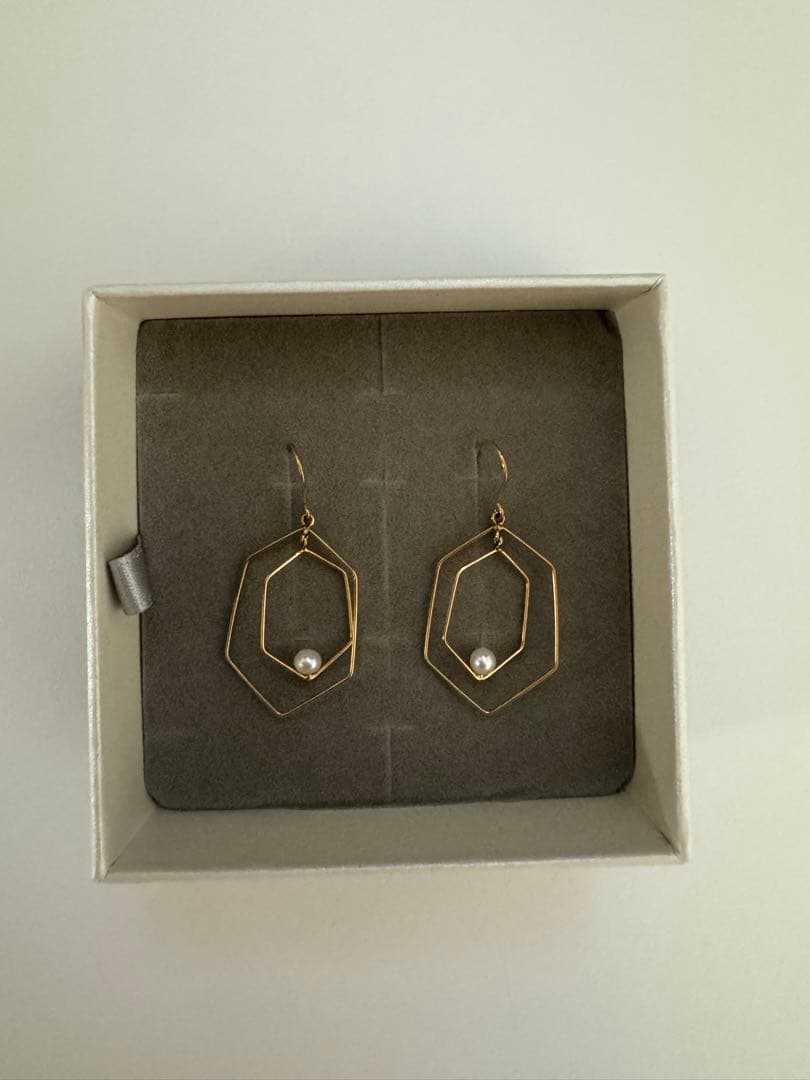 TSUTSUMI 六角形パール付きピアス ゴールド